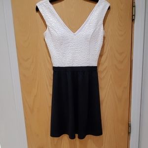 Sleeveless v-neck Dress